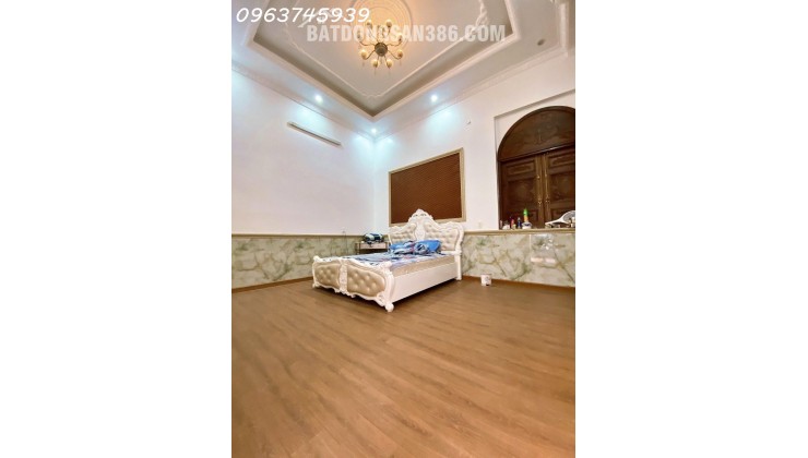 Biệt thự cổ điển, 3 tầng, 245m2, sân rộng ô tô đỗ được, Dĩ An, 8.5 Tỷ